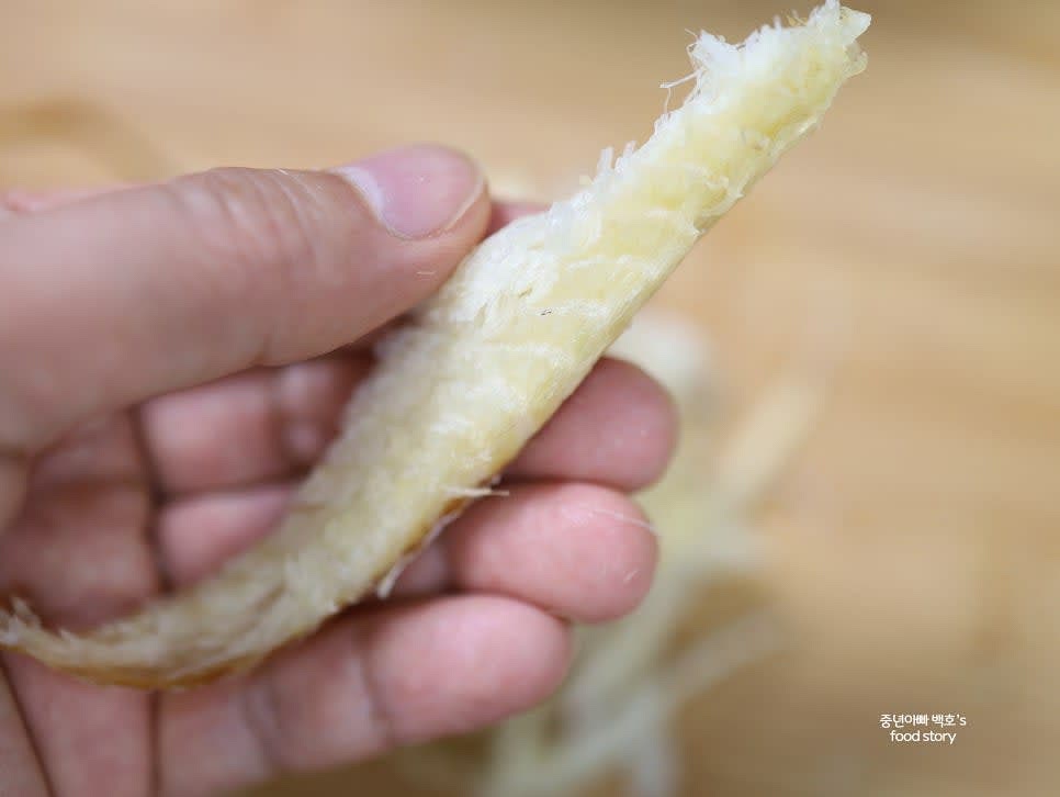 불린 황태채에서 가시를 꼼꼼히 제거합니다.