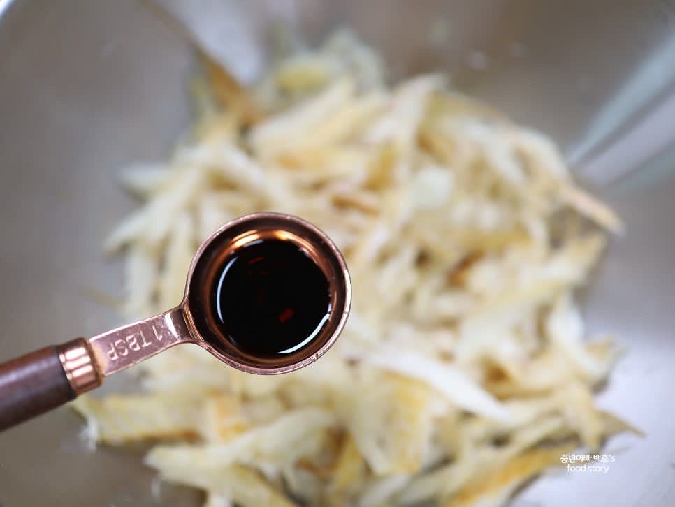 밑간용 양조간장 1/2스푼과 참기름 1/2스푼을 넣고 조물조물 무쳐줍니다.