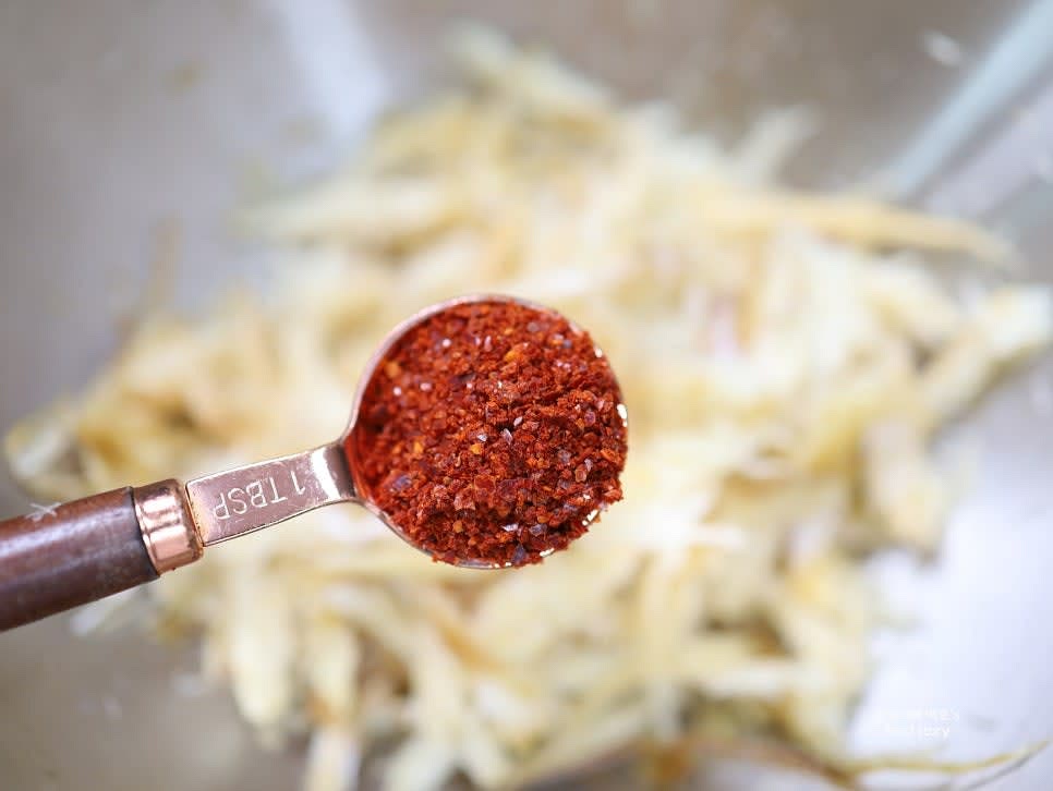 고춧가루 1스푼과 고추장 1스푼을 넣고 빨간 색감이 나오도록 골고루 섞어줍니다.