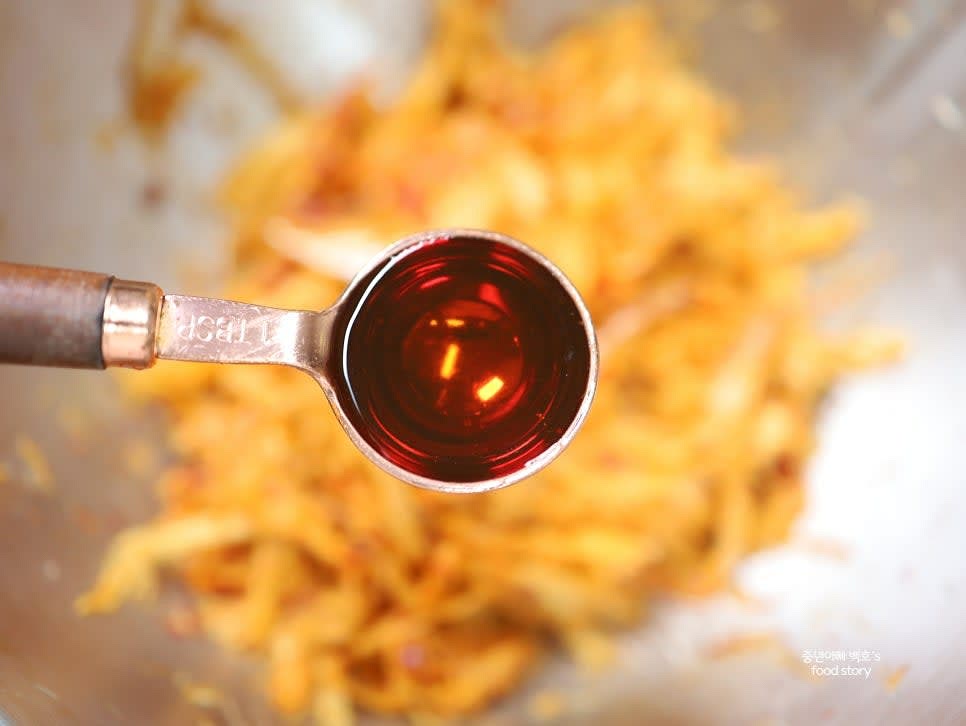 맛술 1스푼과 조청 (또는 물엿) 1스푼을 넣어 단맛을 추가합니다.