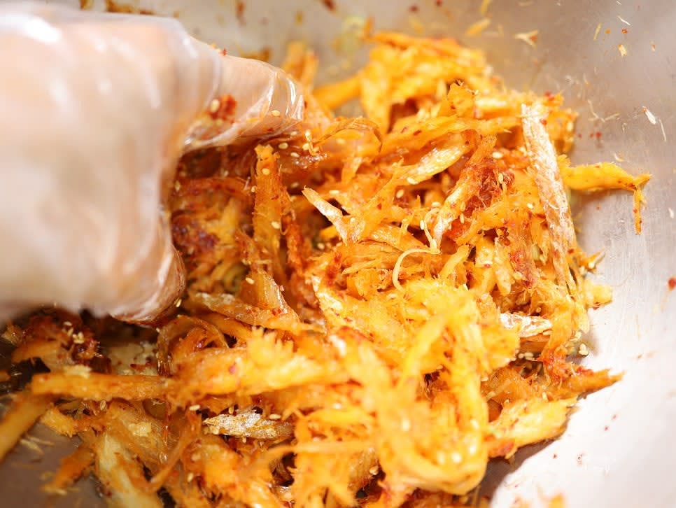 대파 1스푼, 다진 마늘 1/2스푼, 통깨 1스푼, 참기름 1스푼을 넣고 조물조물 잘 섞어줍니다.