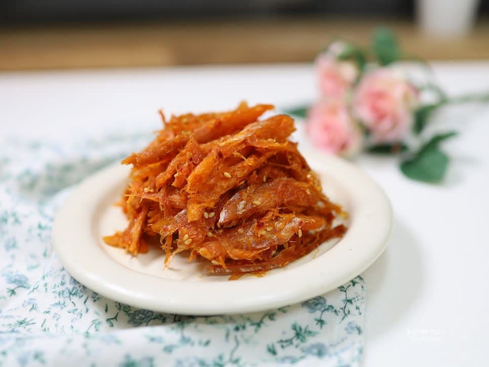 완성된 황태채무침을 접시에 담아냅니다.