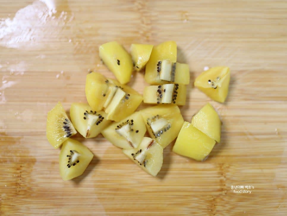 키위는 껍질을 제거하고 몇 조각으로 잘라줍니다.