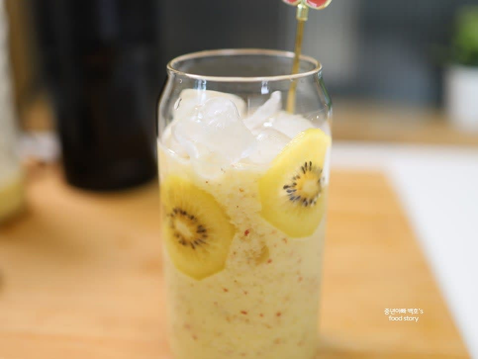 나머지 주스를 채우고 얼음을 추가해 시원하게 서빙합니다.