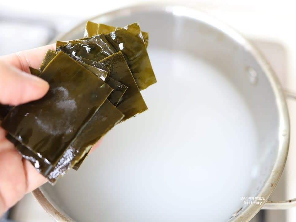 쌀뜨물 1000ml에 다시마 10장을 넣고 3분간 끓인 후 다시마를 건져냅니다. 동전 육수 2알을 넣고 중불로 3~5분 더 끓여 육수를 준비합니다.