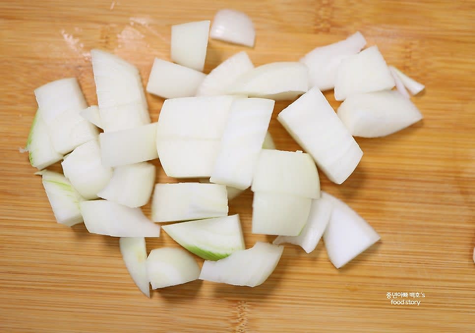 양파는 사각모양으로 썰고, 새송이버섯은 비슷한 크기로 썹니다. 애호박은 반달 또는 네모로 두께감 있게 썰어주세요.