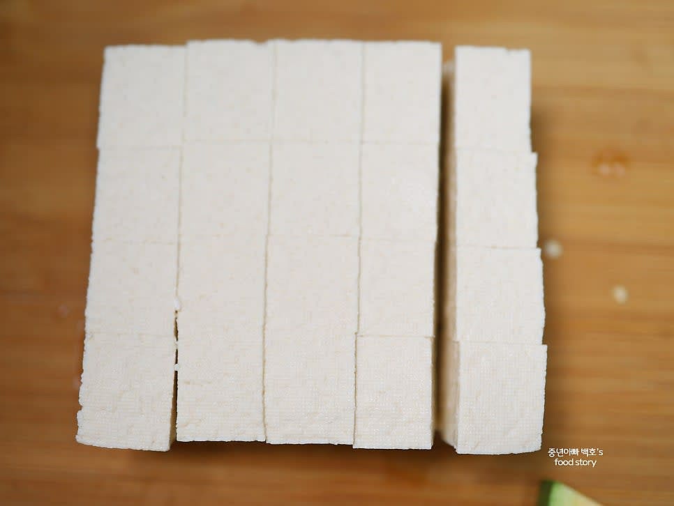 두부는 큐브 모양으로 썰고, 청양고추와 홍고추는 송송 썹니다. 대파도 송송 썰어 준비합니다.