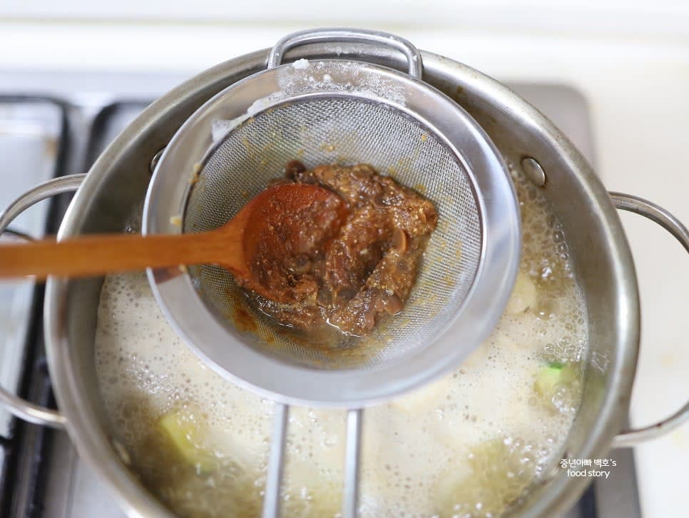 된장 2스푼을 채에 걸러 풀어 넣습니다.