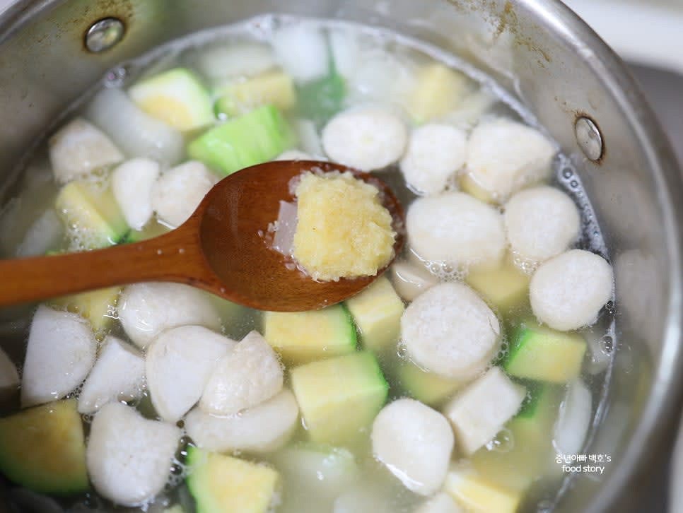 준비된 육수가 끓으면 양파, 애호박, 새송이버섯을 넣고 간 마늘 1스푼을 넣고 5분간 팔팔 끓입니다.