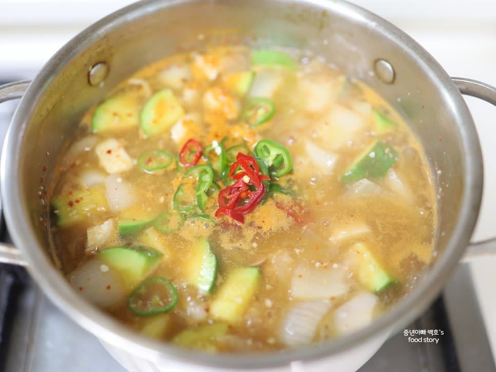 칼칼한 맛을 위해 고춧가루 1스푼, 청양고추 1개, 홍고추 1/2개를 넣고 대파를 추가합니다.