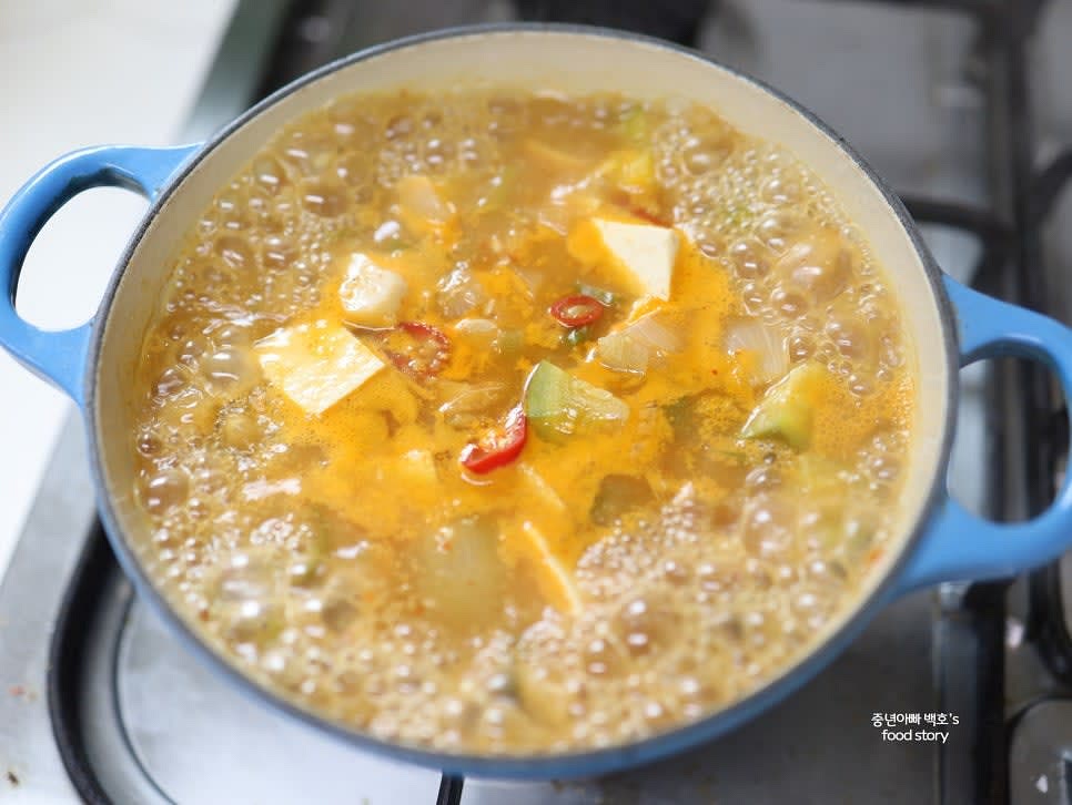 센 불에서 3분간 끓인 후 중약불로 줄이고 10분 정도 뭉근하게 끓여줍니다.