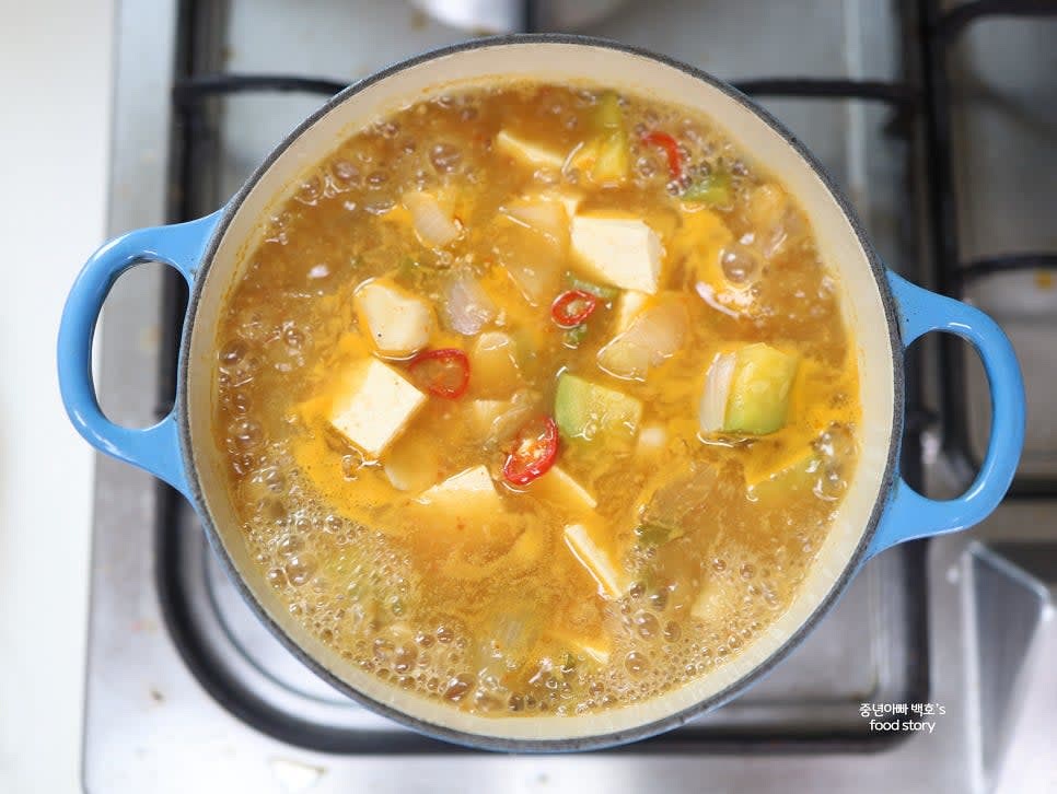 간을 보고 부족하면 액젓이나 소금을 추가합니다. 깊은 맛을 위해 천천히 끓이는 것이 중요합니다.