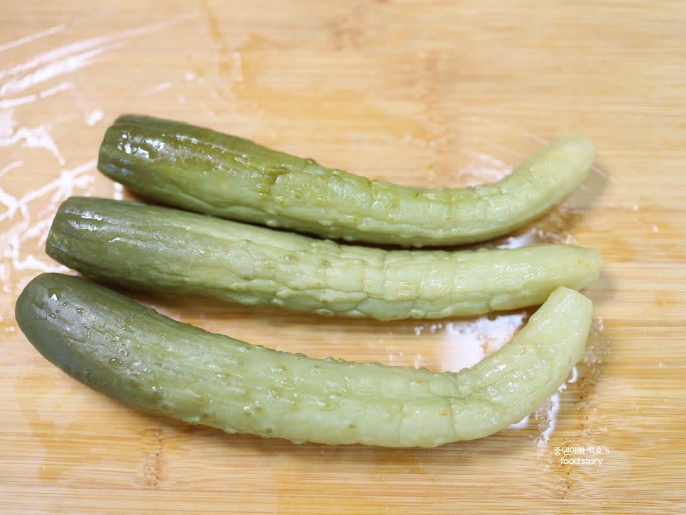 오이지를 흐르는 물에 깨끗이 씻어 주세요.