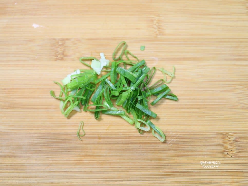 대파는 송송 썰어 준비하고, 오이지를 넉넉한 그릇에 담아줍니다.