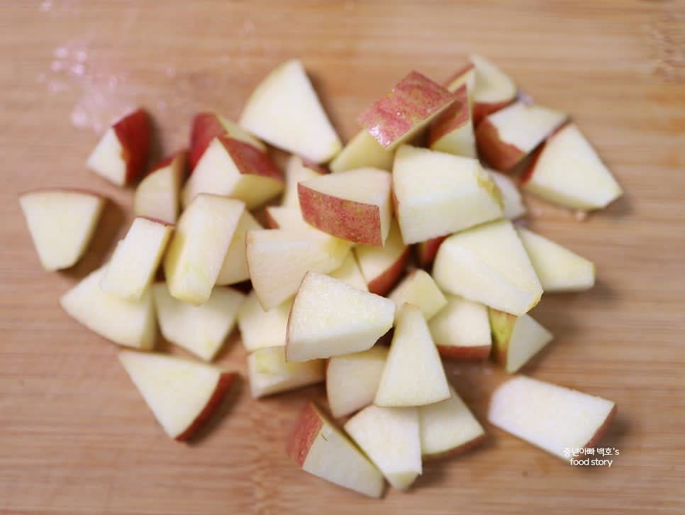 사과는 껍질째 씨를 제거하고 먹기 좋은 크기로 썰어줍니다.