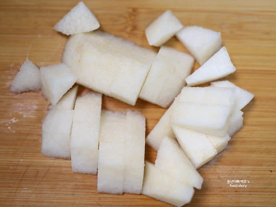 배도 씨를 제거하고 사과와 비슷한 크기로 썰어줍니다.