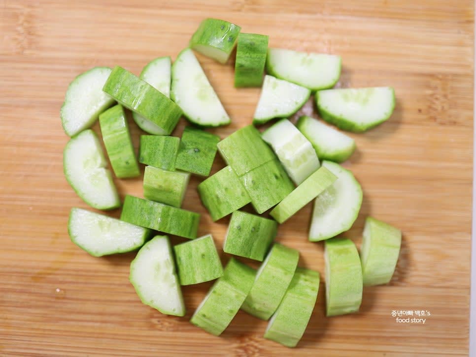 오이는 굵은소금으로 문질러 씻은 후 껍질째 얇게 썰어줍니다.