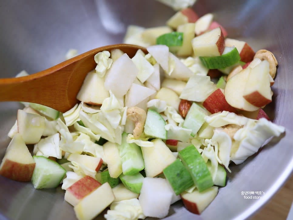 넉넉한 그릇에 모든 재료를 담고 초벌로 섞어줍니다.