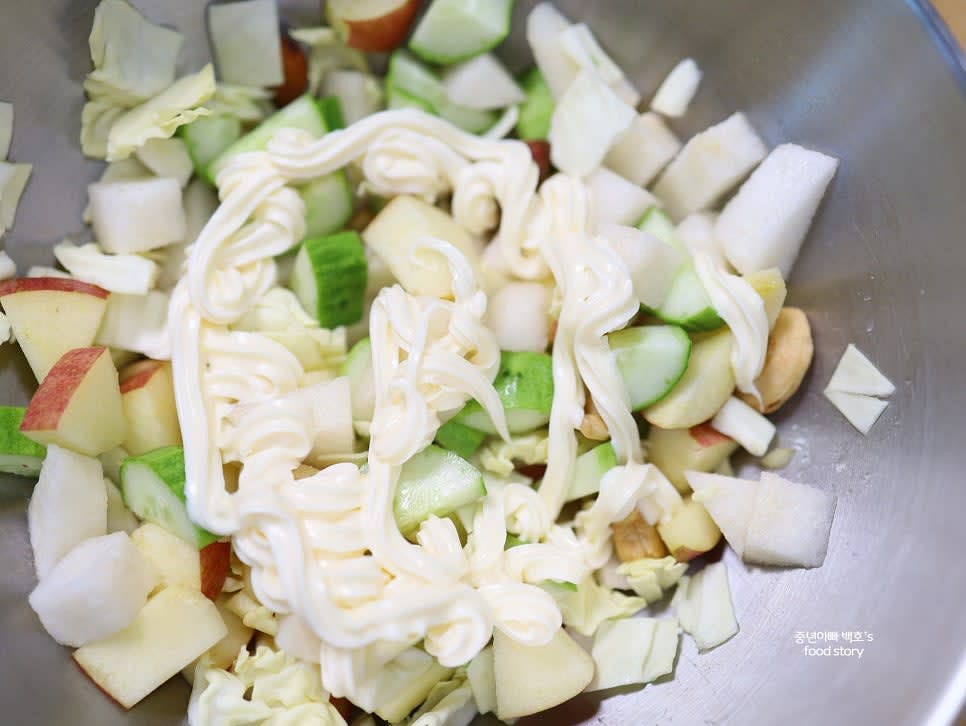 마요네즈를 적당량 뿌리고, 알룰로스나 설탕을 추가해 단맛을 조절합니다.