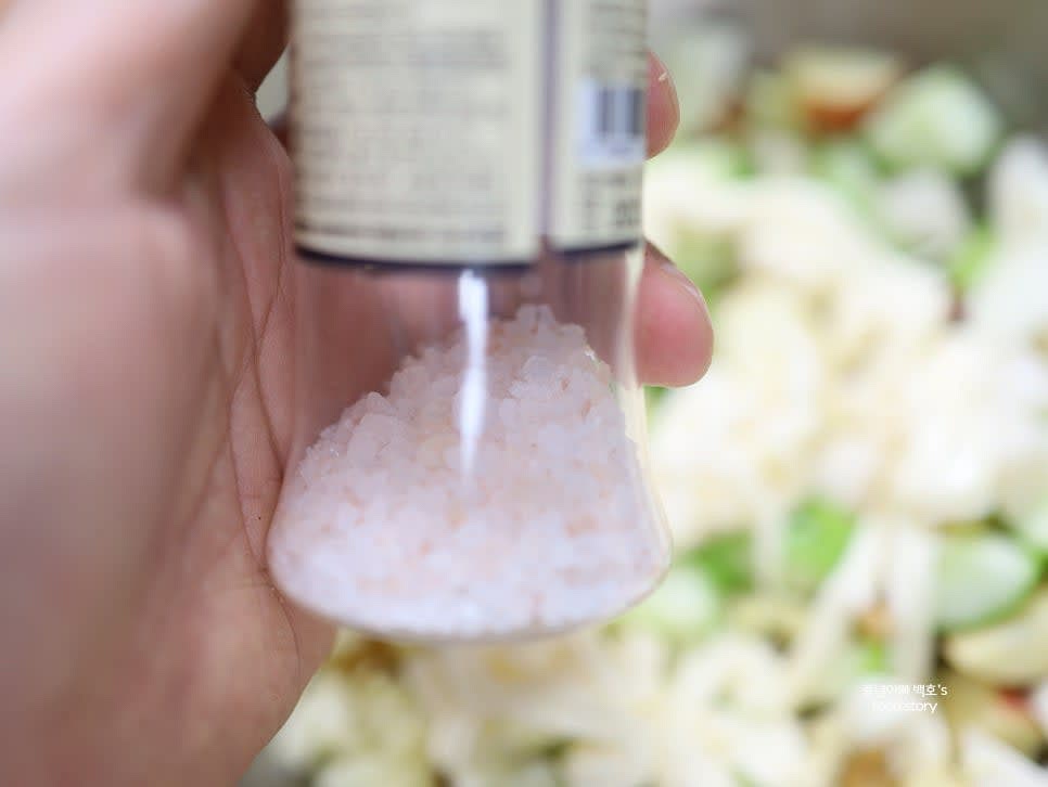 소금을 약간 뿌리고 모든 재료를 조물조물 섞어줍니다.