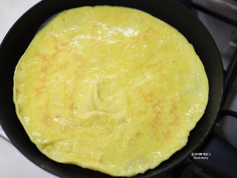 계란 4알을 풀어 소금을 약간 넣고 약불에서 천천히 익혀 지단을 만듭니다. 0.5~1cm 두께로 길게 잘라줍니다.