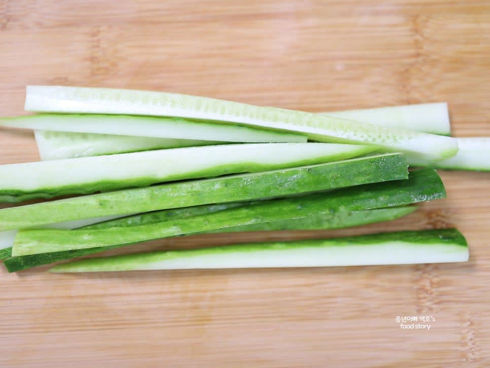 오이를 깨끗이 씻고 길게 자른 후, 김 길이에 맞게 얇게 썹니다.