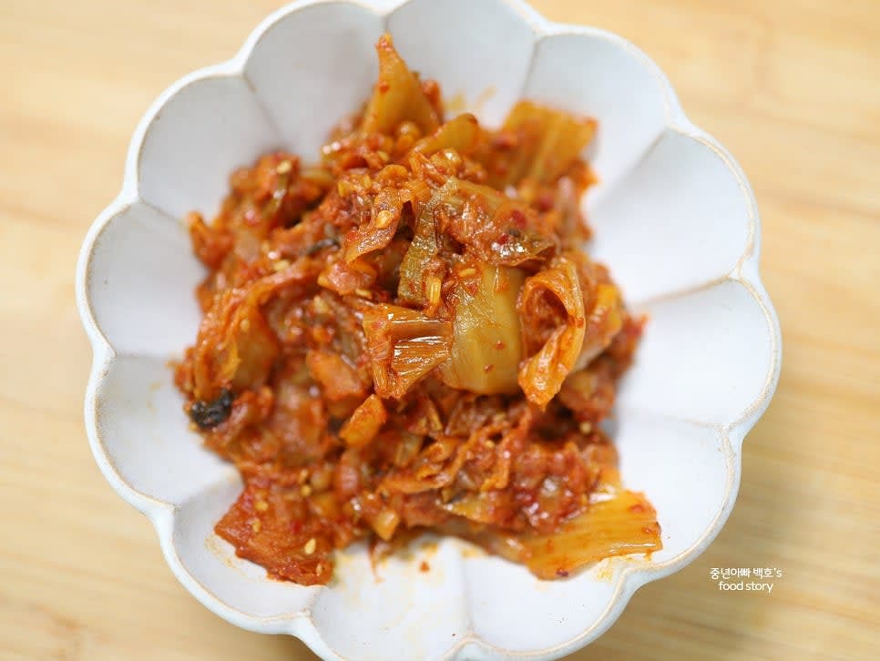 묵은지볶음을 잘게 잘라 준비합니다.