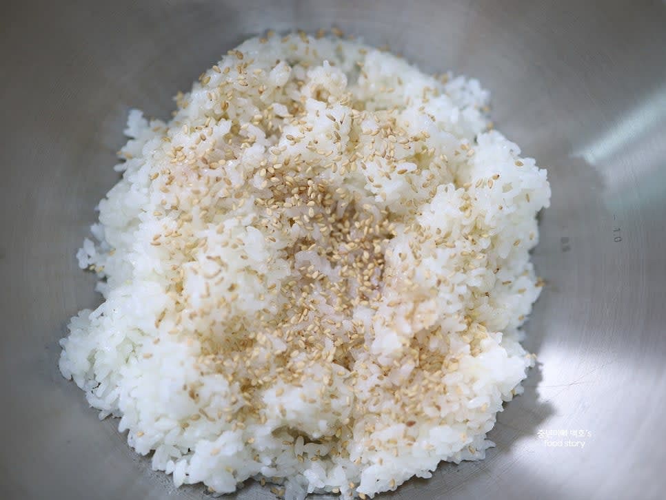 밥은 고슬고슬하게 지어 참기름, 통깨, 소금을 약간 넣고 고르게 섞어 양념합니다.