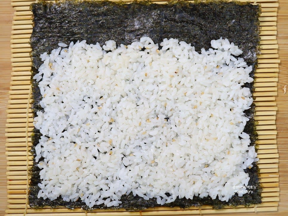 김발 위에 김을 올리고 밥을 2/3~3/4 정도 고르게 펍니다.