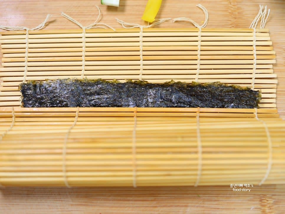 재료와 밥에 공기가 생기지 않도록 단단히 말아줍니다.