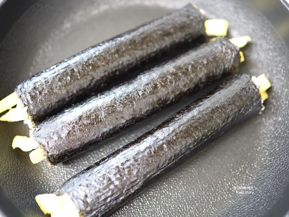 팬에 올려 약불에서 겉면을 살짝 굽고, 참기름을 발라줍니다.