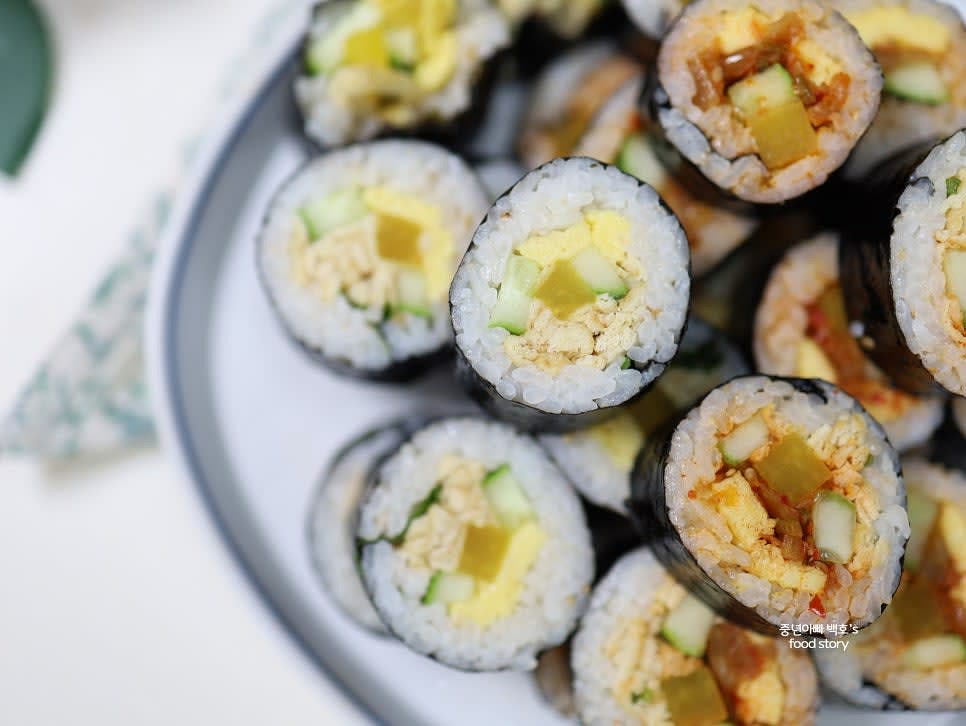 먹기 좋은 크기로 썰어 접시에 담아냅니다.