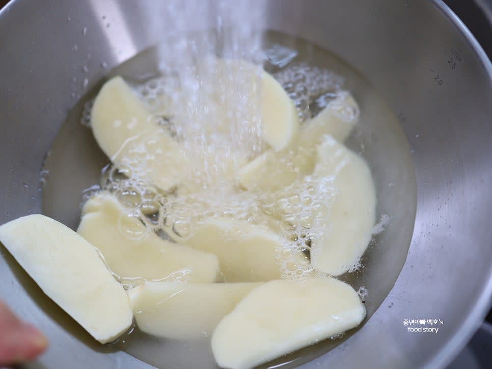 썬 감자를 흐르는 물에 씻어 전분을 제거한 뒤, 물에 5~10분 정도 담가 전분기를 빼줍니다.