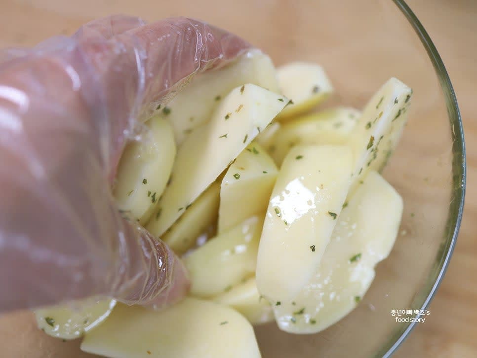 감자에 올리브오일 2스푼, 소금 약간, 파슬리 가루를 뿌리고 골고루 버무려줍니다.