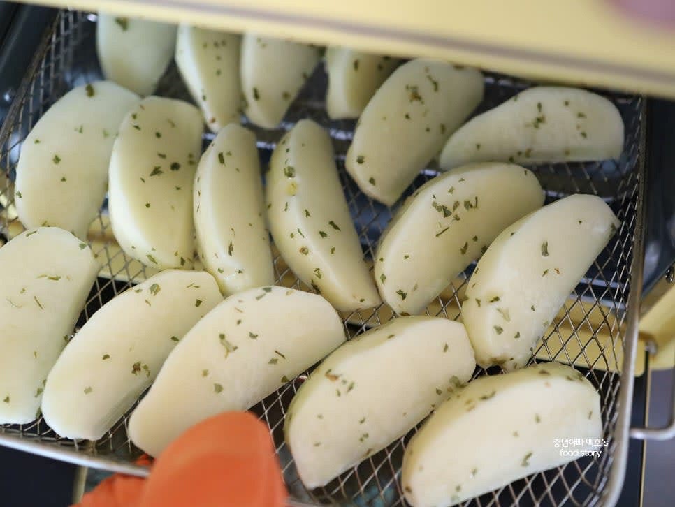 에어프라이어를 200℃로 5분간 예열한 뒤, 감자를 겹치지 않게 망에 올립니다.