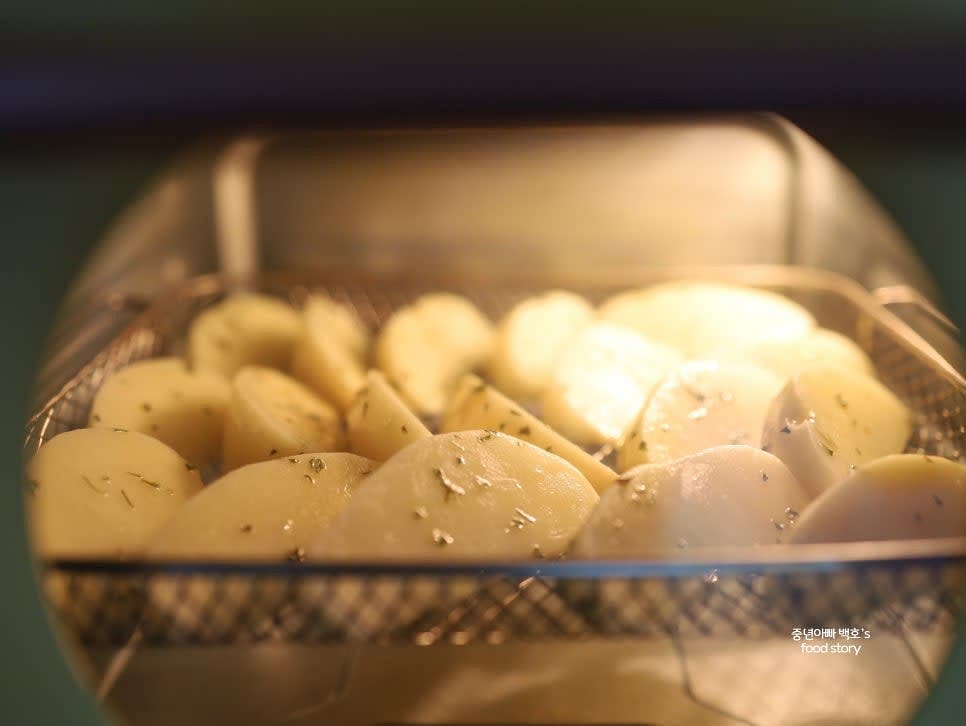 에어프라이어에서 200℃로 15분간 조리합니다. 조리 중간에 뒤집어 주면 더 고르게 익습니다.