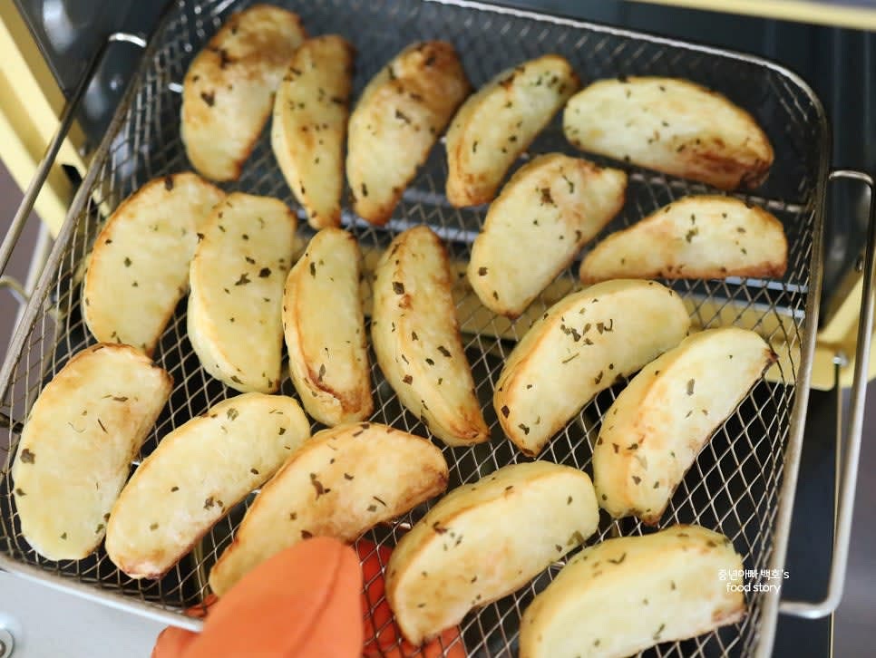 필요하면 추가로 3분간 더 조리해 겉이 바삭한 상태로 완성합니다.