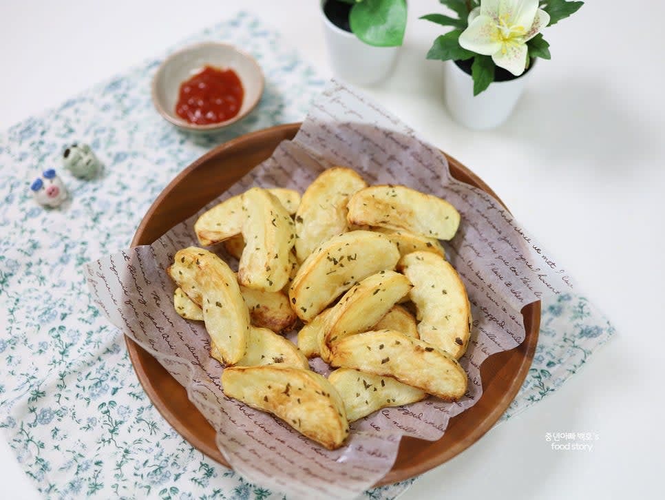 완성된 웨지감자를 그릇에 담고 토마토케첩과 함께 제공하세요.