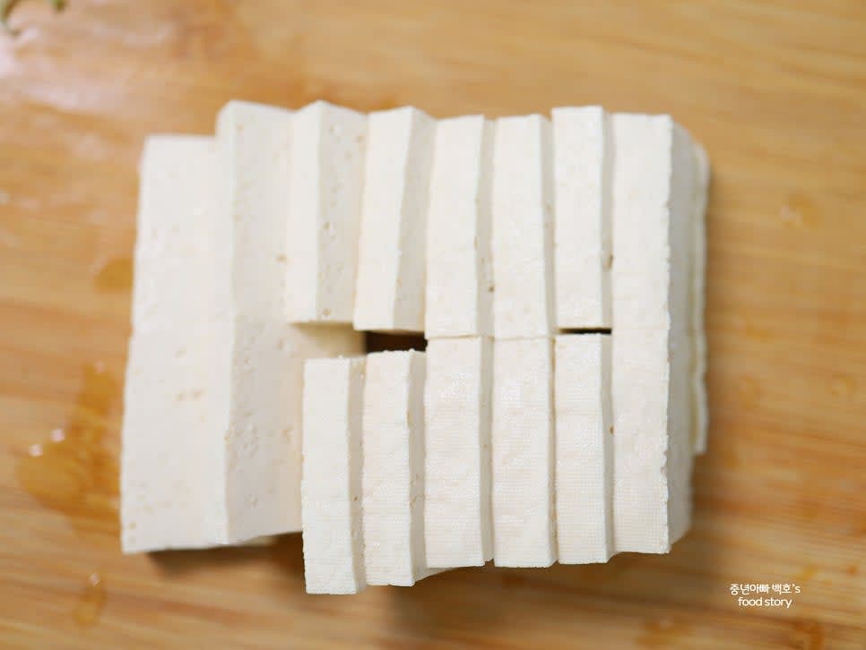 두부를 0.5cm 두께로 썰고 대파, 청양고추, 홍고추를 송송 썰어 준비합니다.