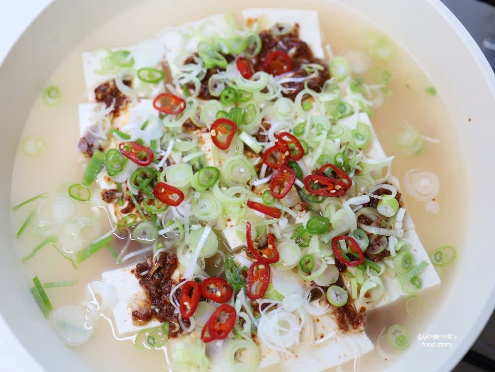 준비한 양념장을 두부 위에 골고루 올리고, 대파, 청양고추, 홍고추를 위에 얹어줍니다.