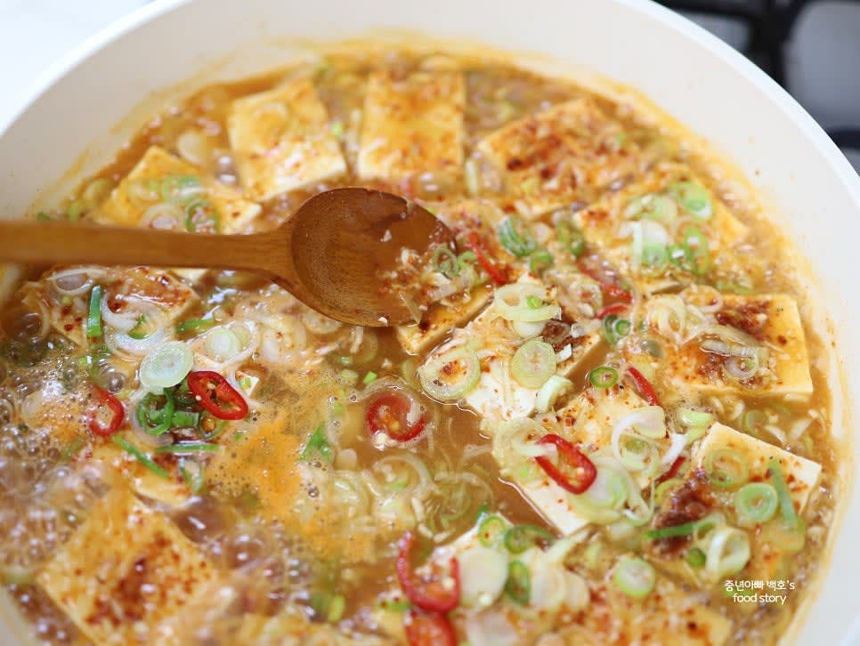 센 불에서 2~3분간 팔팔 끓인 뒤 중약불로 낮추어 양념이 골고루 배도록 끼얹으며 조립니다.