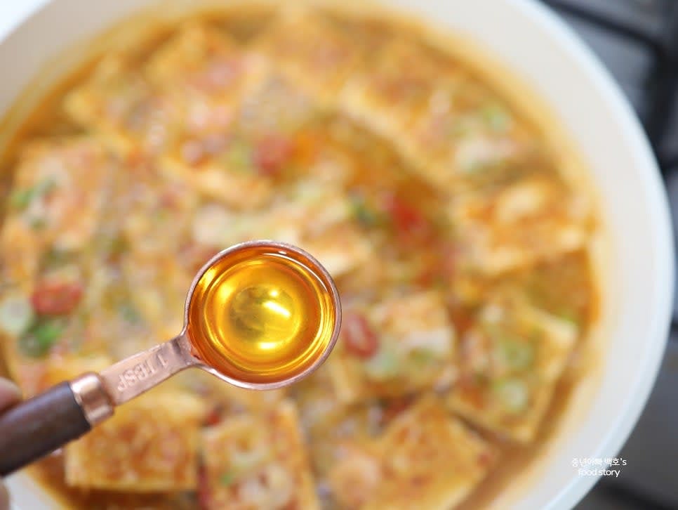 들기름 2스푼을 추가로 넣고 국물이 자작할 때까지 약한 불에서 뭉근히 조려 완성합니다.