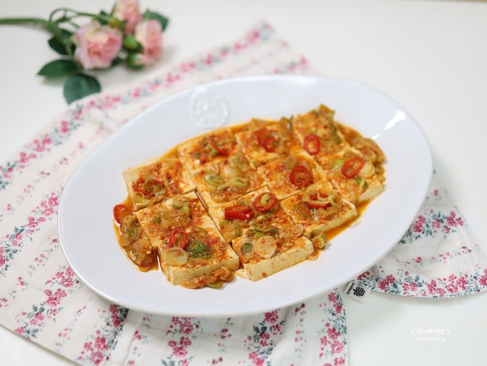 완성된 두부조림을 접시에 담아내면 완성입니다.