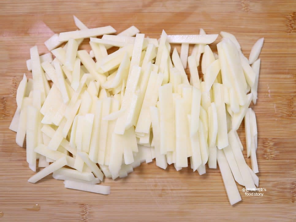 감자, 당근, 양파를 채 썰어 준비합니다. 감자는 약간 굵게 썰어 포슬포슬한 식감을 살려줍니다.