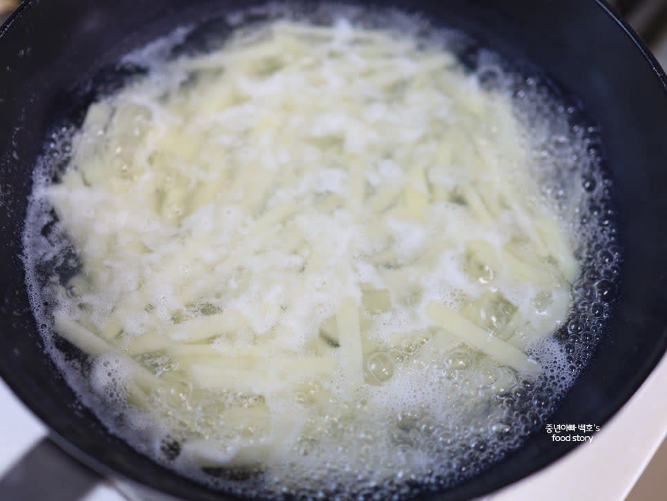 끓는 물에 소금 1/3스푼을 넣고 감자를 5~7분 정도 데쳐줍니다. 감자의 색이 변하고 살짝 부드러워질 때까지 데칩니다.