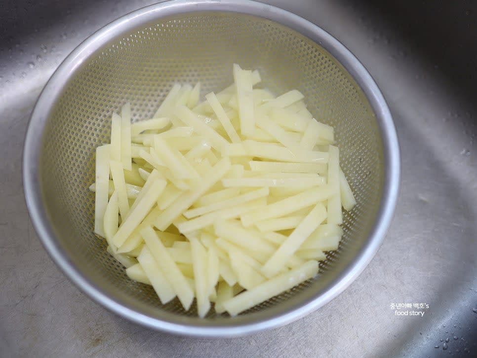 데친 감자를 채반에 밭쳐 물기를 빼줍니다.
