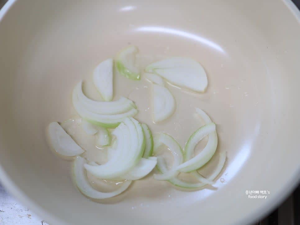 팬에 식용유 2~3스푼을 두르고 양파를 먼저 넣어 볶습니다.