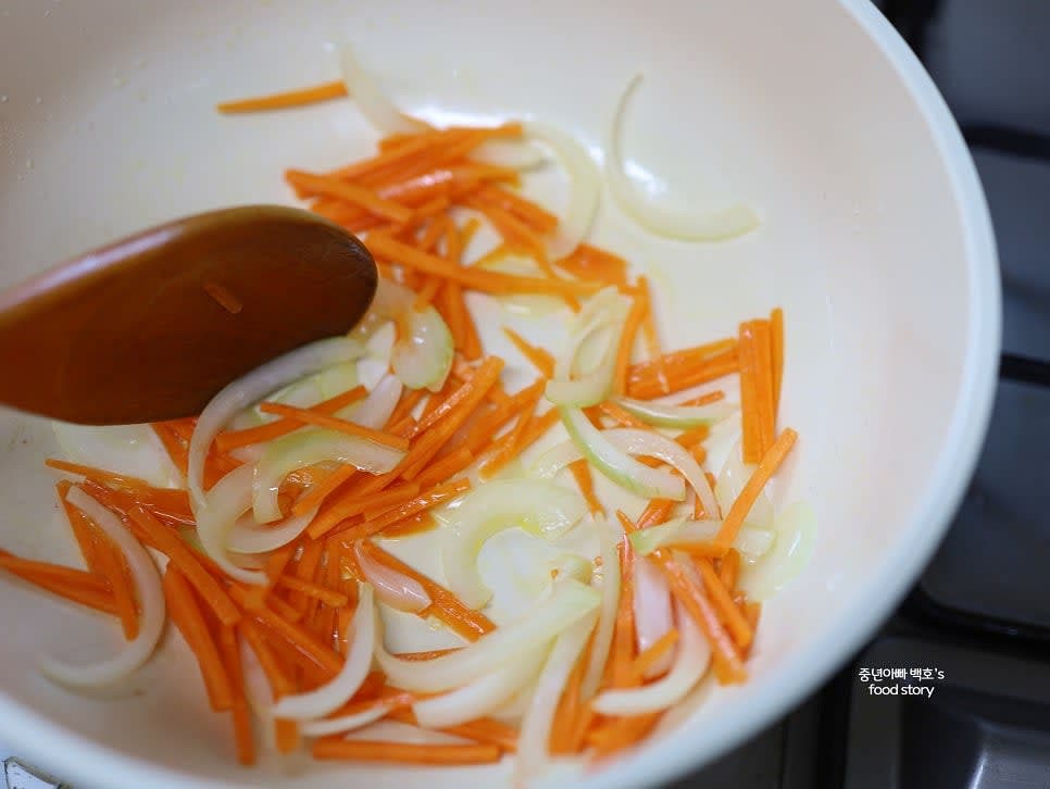 양파가 살짝 투명해지면 당근을 넣고 함께 볶아줍니다.