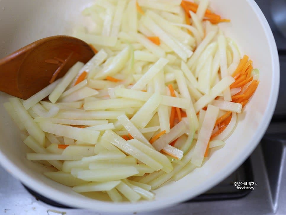 데친 감자를 넣고 소금과 후추로 간을 맞추며 골고루 섞어 볶아줍니다.