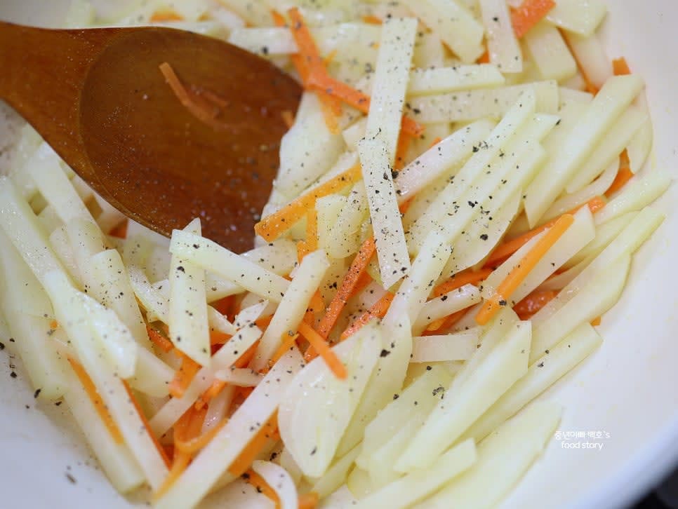 감자와 재료가 고르게 섞이고 따뜻해질 때까지 볶아주면 완성됩니다.